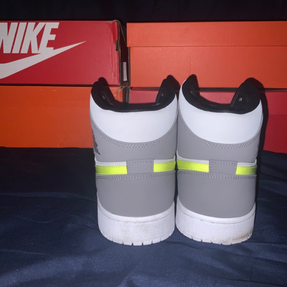 Jordan 1 Mid Gunsmoke Volt Size 12.5 - Picture 9 of 13